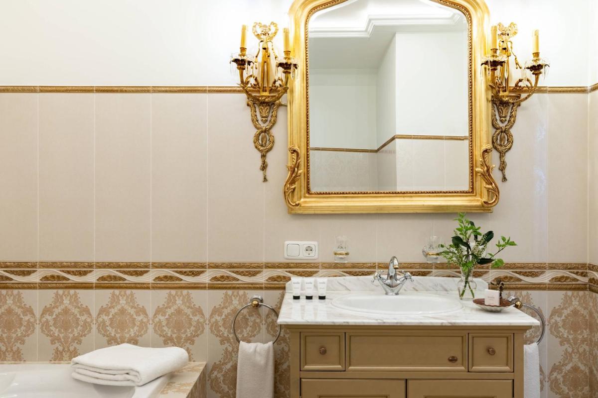 Ein Badezimmer in der Unterkunft Schloss Lieser, Autograph Collection