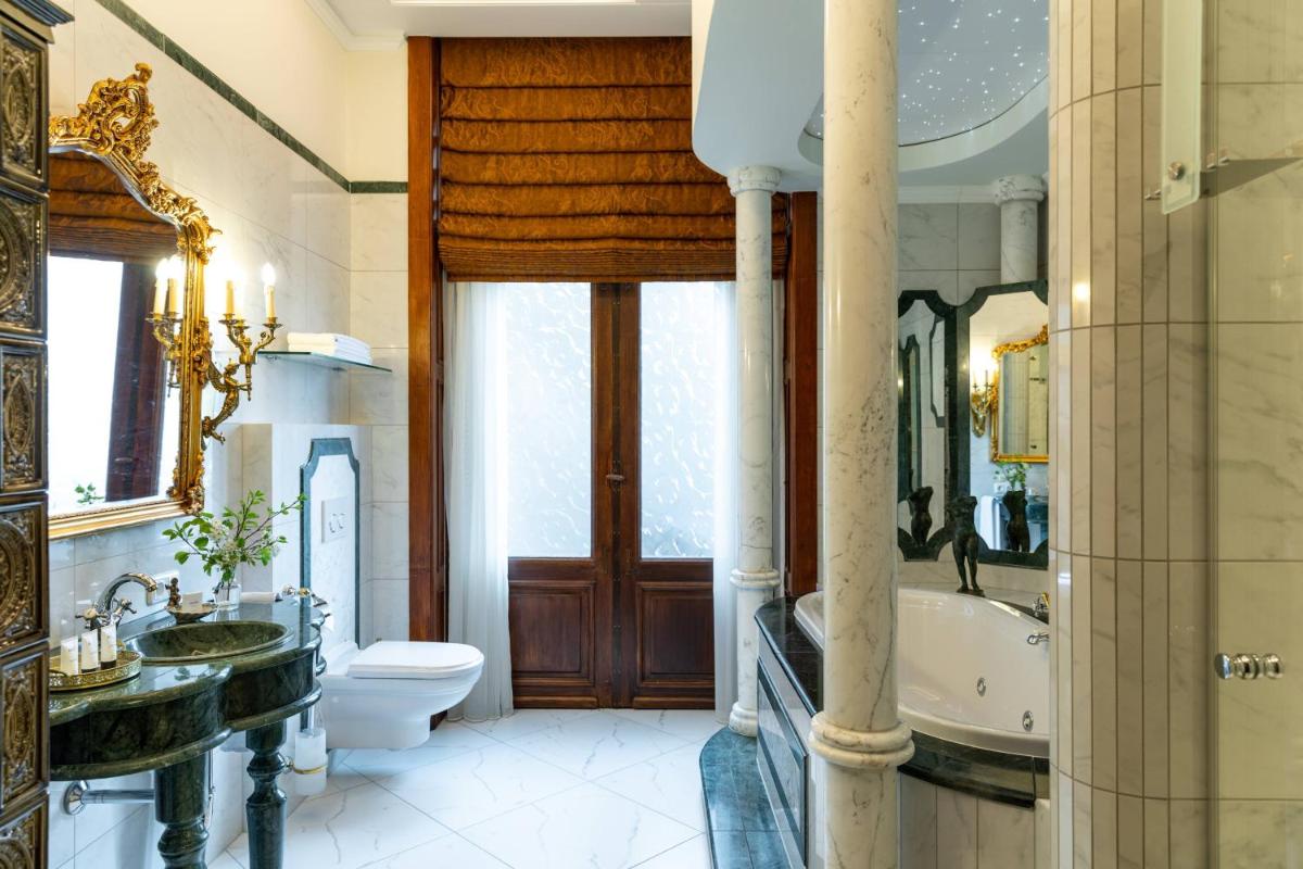 Ein Badezimmer in der Unterkunft Schloss Lieser, Autograph Collection
