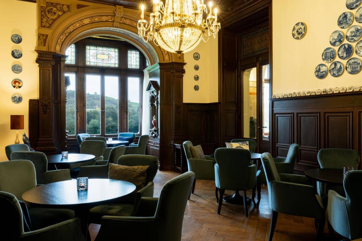 Ein Sitzbereich in der Unterkunft Schloss Lieser, Autograph Collection