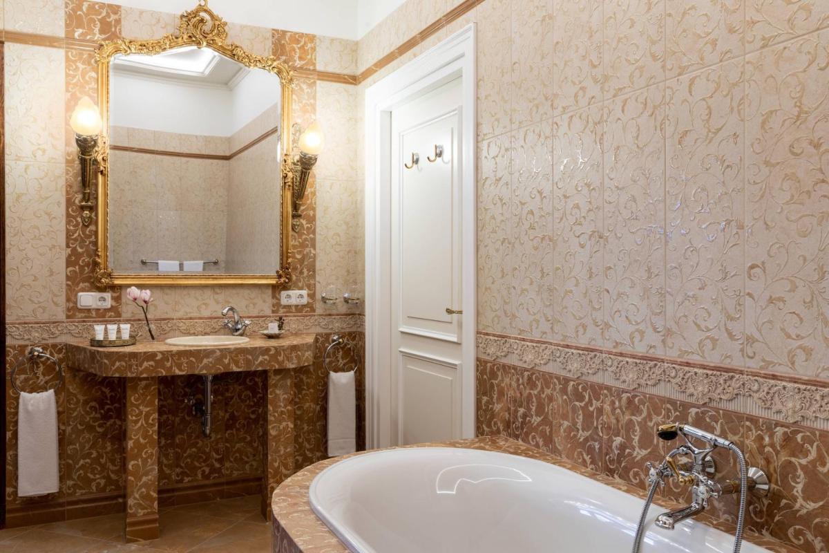 Ein Badezimmer in der Unterkunft Schloss Lieser, Autograph Collection