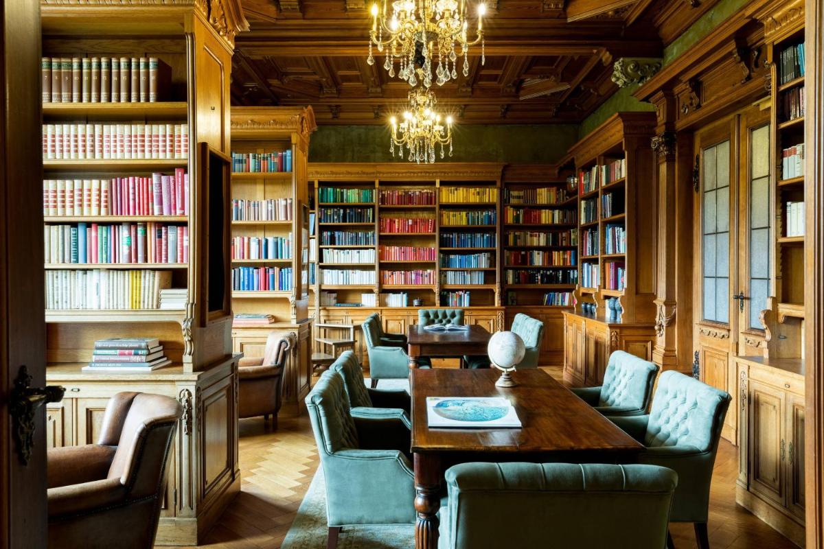 Die Bibliothek im Hotel