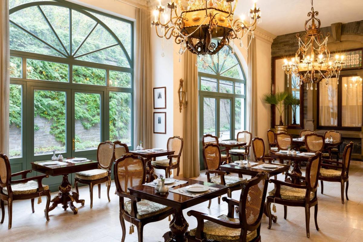 Ein Restaurant oder anderes Speiselokal in der Unterkunft Schloss Lieser, Autograph Collection