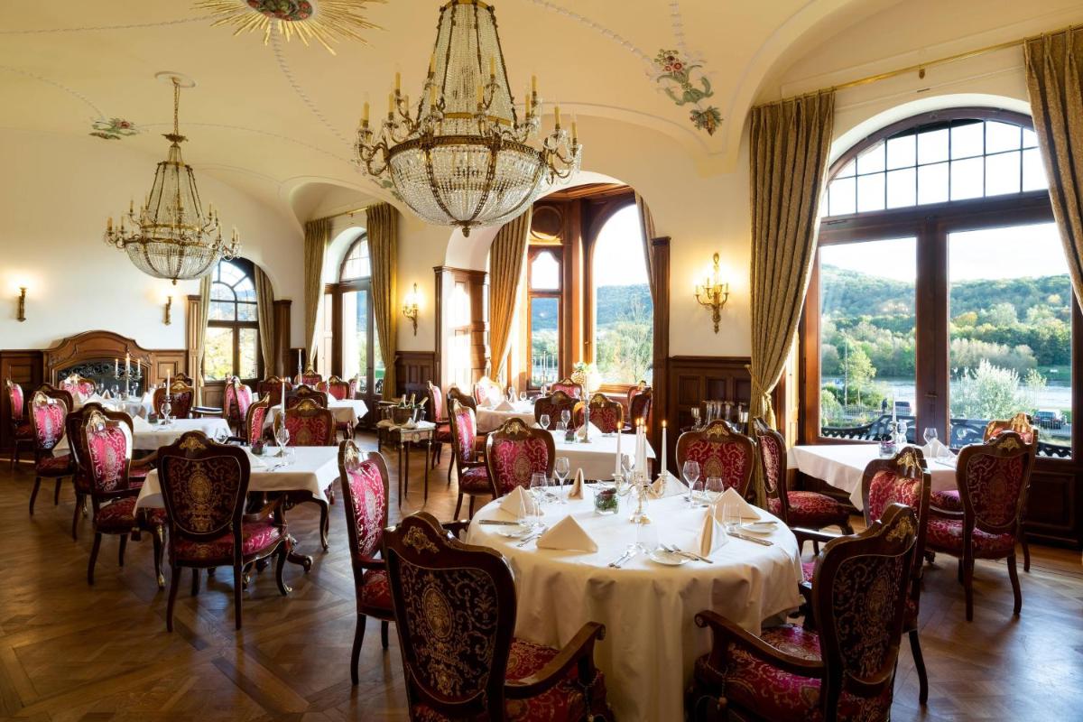 Ein Restaurant oder anderes Speiselokal in der Unterkunft Schloss Lieser, Autograph Collection