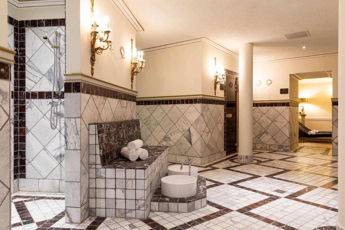 Ein Badezimmer in der Unterkunft Schloss Lieser, Autograph Collection