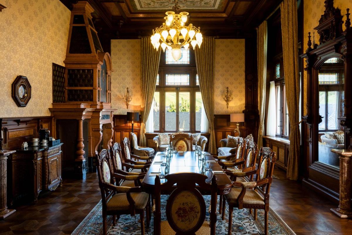 Ein Sitzbereich in der Unterkunft Schloss Lieser, Autograph Collection