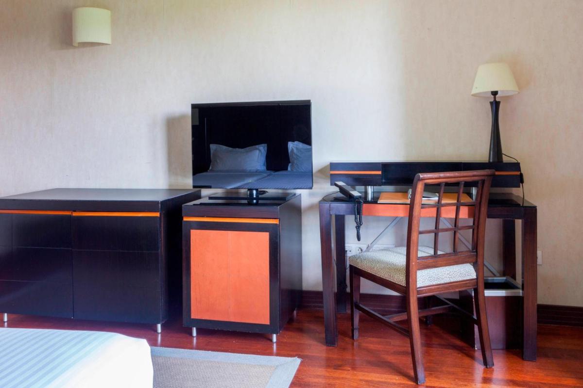 Una televisión o centro de entretenimiento en AC Hotel Palacio de Santa Ana by Marriott