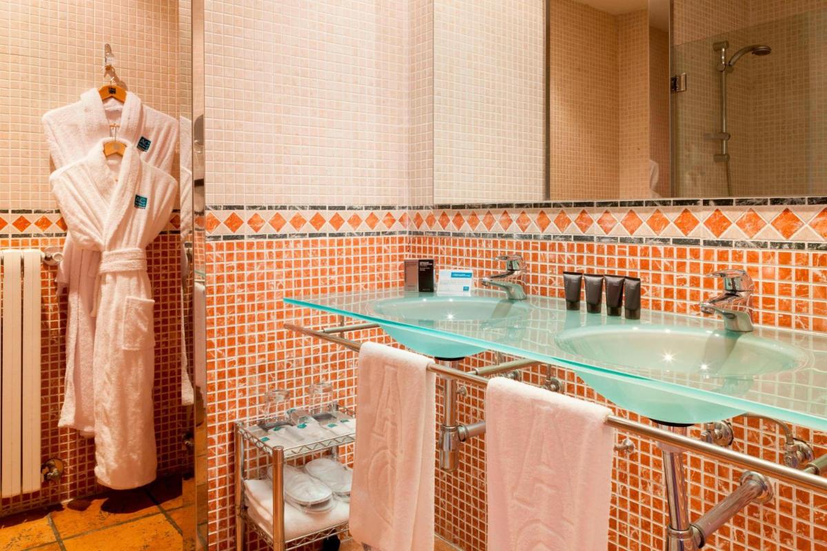 Un baño de AC Hotel Palacio de Santa Ana by Marriott