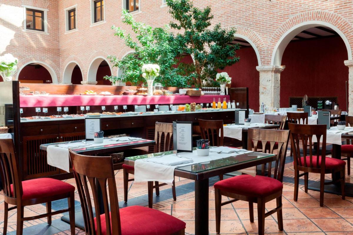 Un restaurante o sitio para comer en AC Hotel Palacio de Santa Ana by Marriott