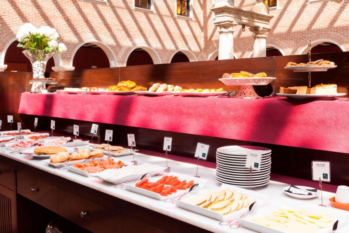 Comida en o cerca de este hotel