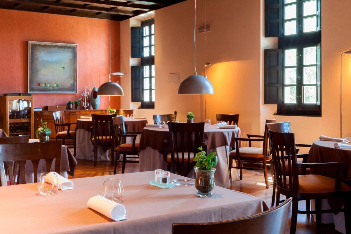 Un restaurante o sitio para comer en AC Hotel Palacio de Santa Ana by Marriott