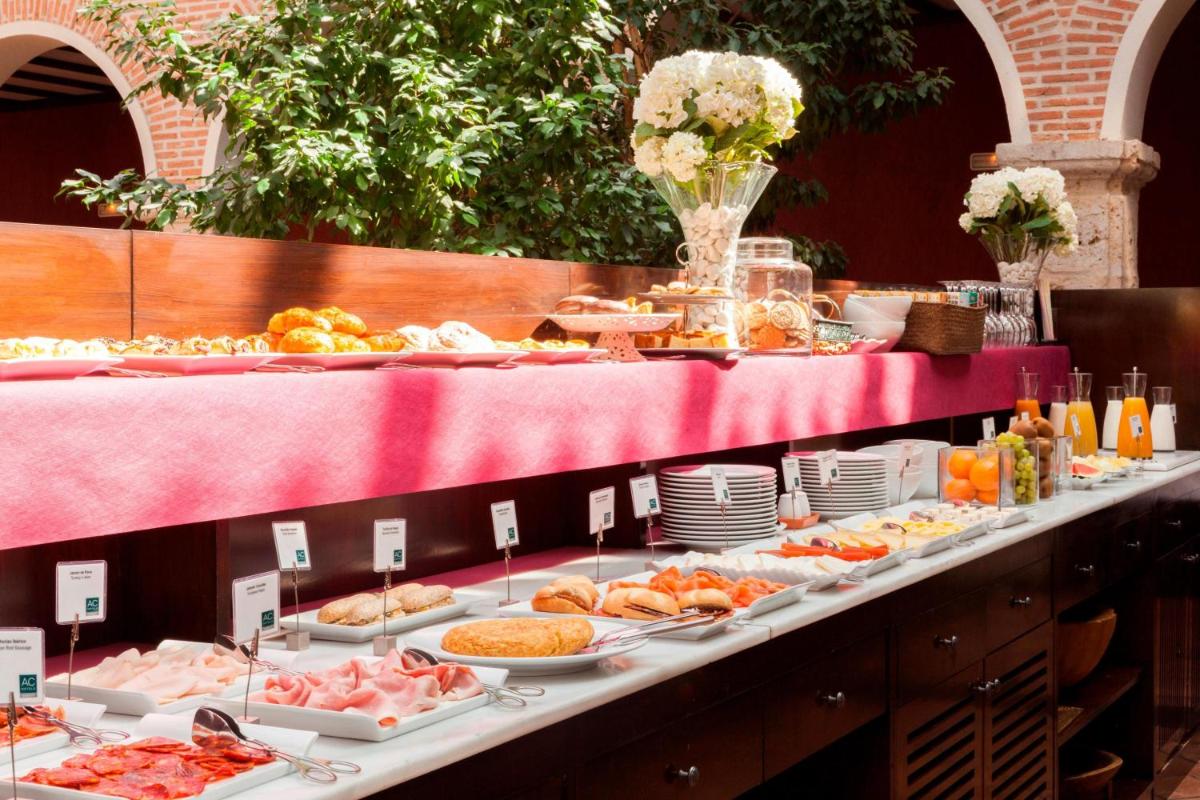 Comida en o cerca de este hotel