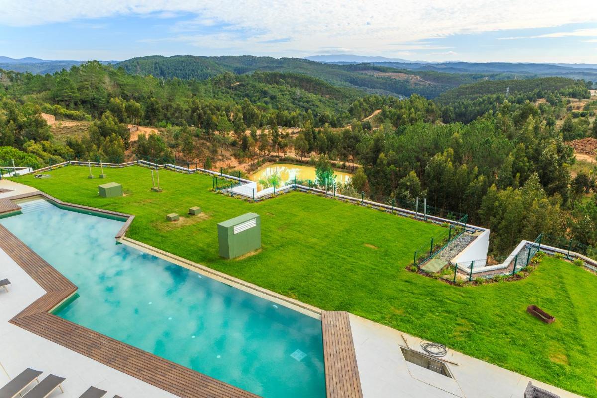 uma vista aérea de um grande quintal com piscina em Enigma - Nature & Water Hotel em São Teotónio