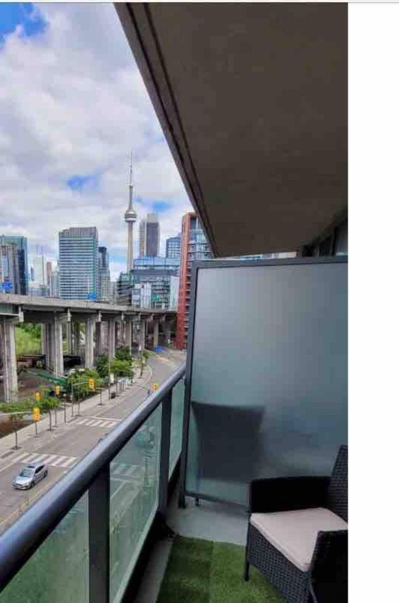 Luxury Downtown Condo with CN tower views, Pool Access, Gym,Free Parking upon request at booking - Housity