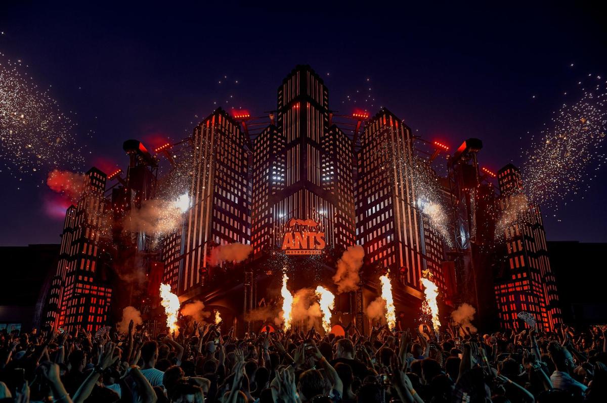 una multitud de personas de pie en frente de un edificio con fuegos artificiales en Ushuaïa Ibiza Beach Hotel - Adults Only - Club Entrance Included, en Playa d'en Bossa