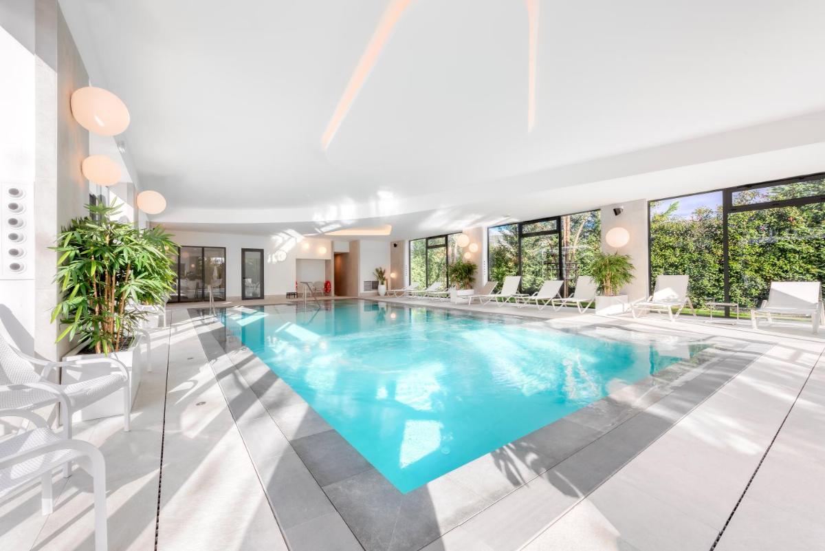 Piscine de l'établissement GOLDEN TULIP LYON OUEST TECHLID Hotel & Spa ou située à proximité