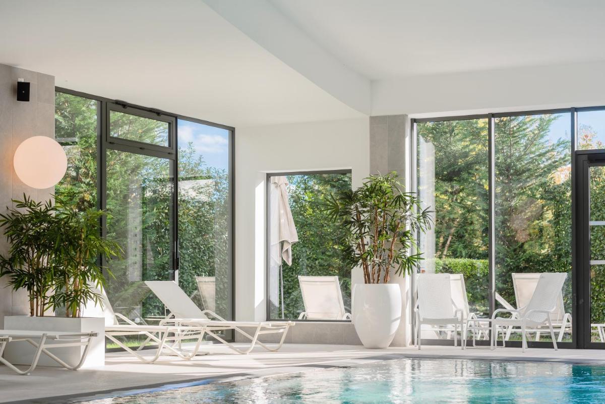 Piscine de l'établissement GOLDEN TULIP LYON OUEST TECHLID Hotel & Spa ou située à proximité