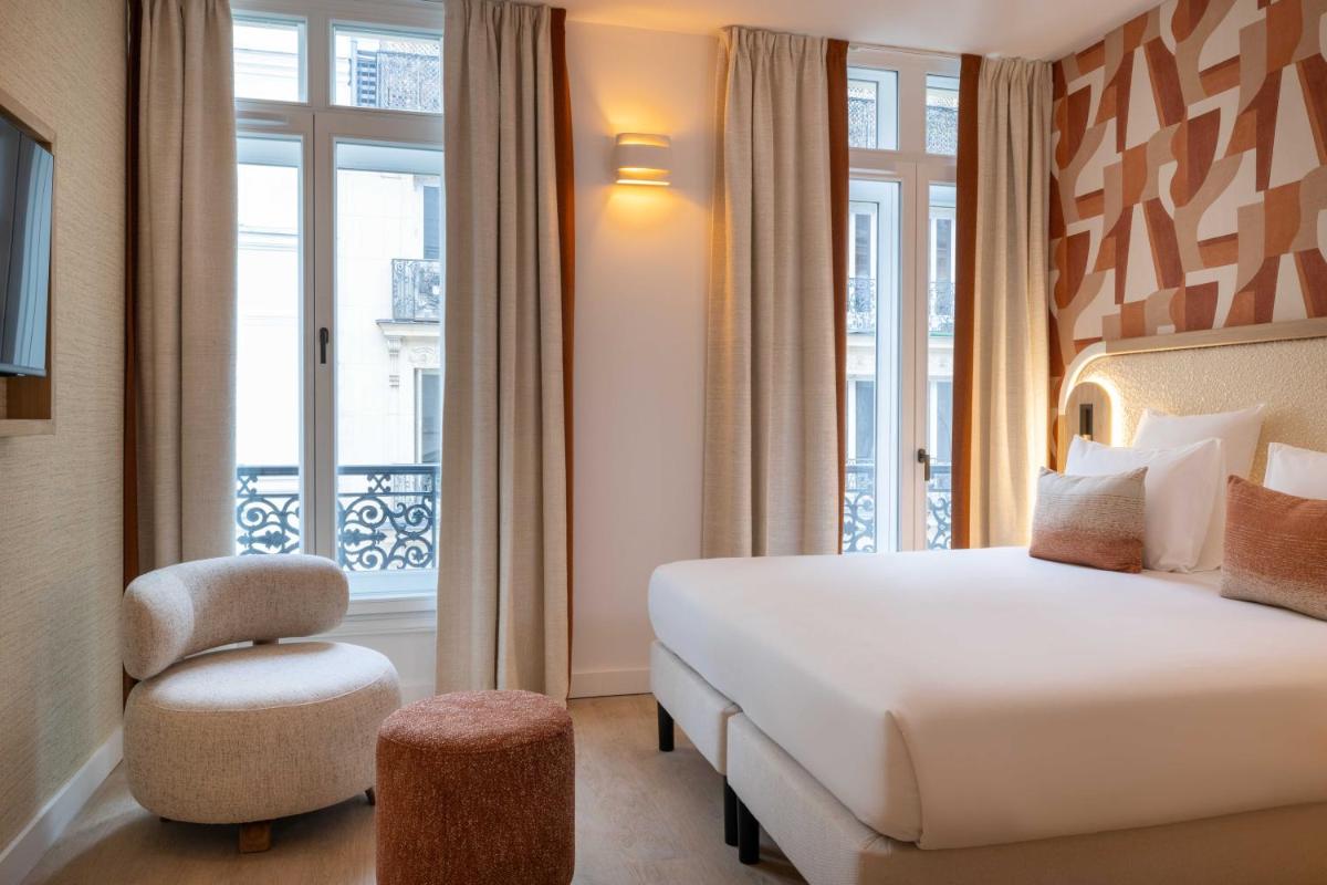 une chambre d'hôtel avec un lit et une fenêtre dans l'établissement Madame Drouot & Spa - Opera, à Paris