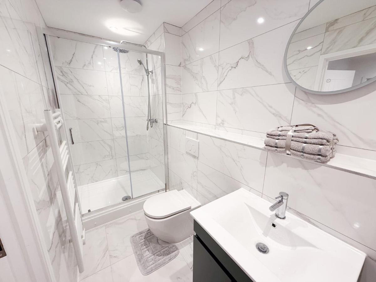 Spacious Modern 1 Bed Apartments in St Neots - Perfect for Contractors & Professionals - Free Parking - WiFi - Fully Equipped Kitchen - Smart TV Ideal for Work Stays and Long Projects - Housity
