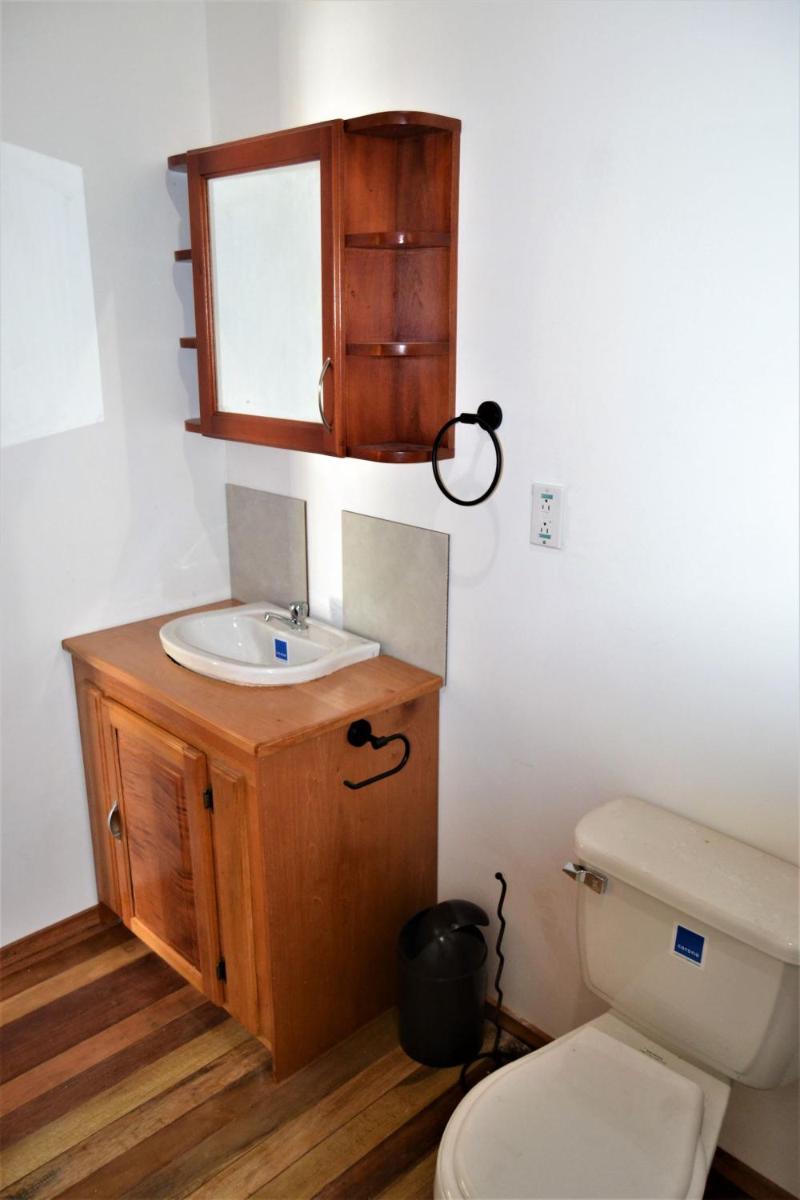 Fully equipped 2 bedroom tree top cottage, with large balcony in private garden - Housity