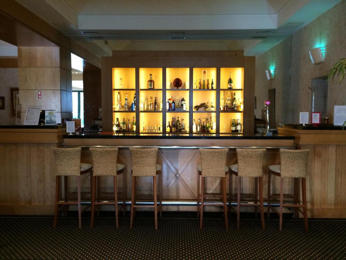 A área de bar ou lounge em Riviera Hotel