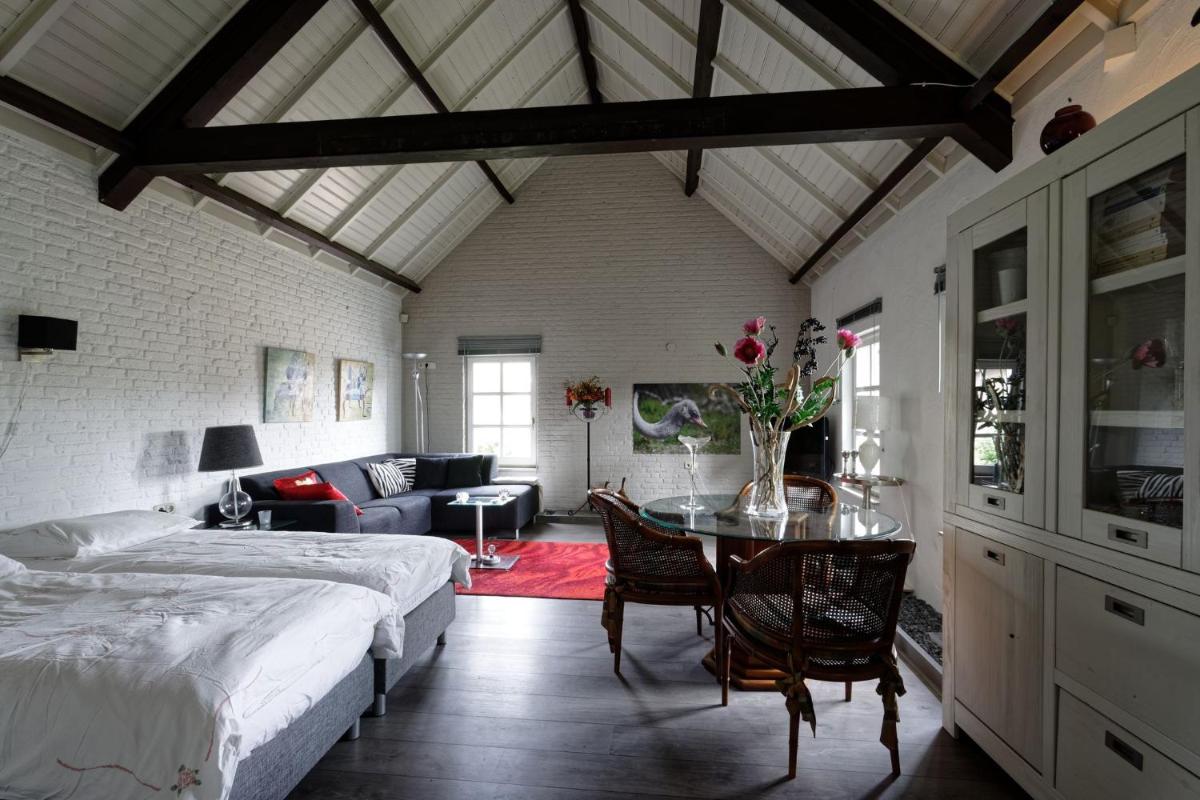 Room to rent with own entrance, living room and bathroom - Housity