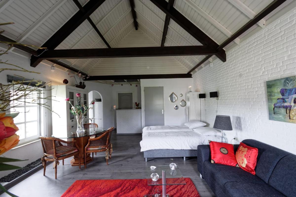 Room to rent with own entrance, living room and bathroom - Housity