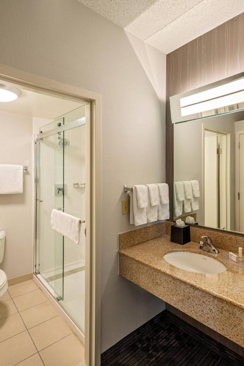 Courtyard Cincinnati Blue Ash - Housity