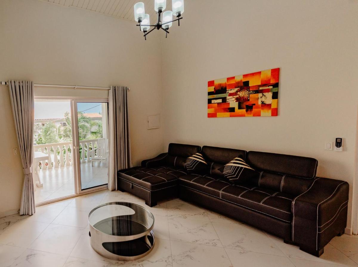 Gorgeous 2-bedroom apartment 2 km from Eagle beach - Housity