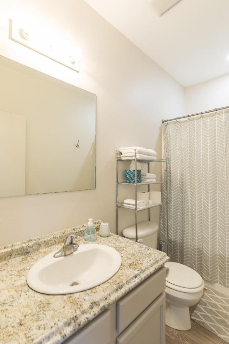 Updated 2 Bedroom Apartment - Housity