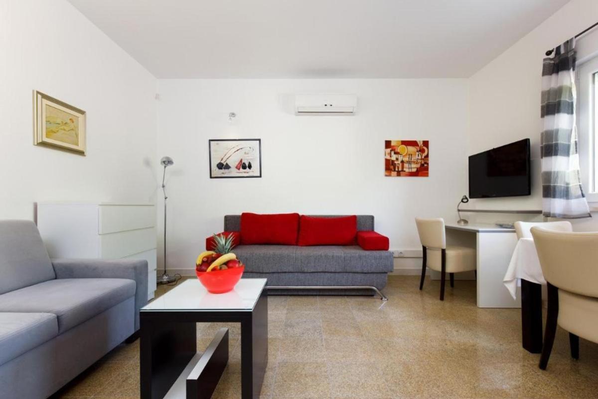 Nice Beach Apartments in Stobrec - Housity