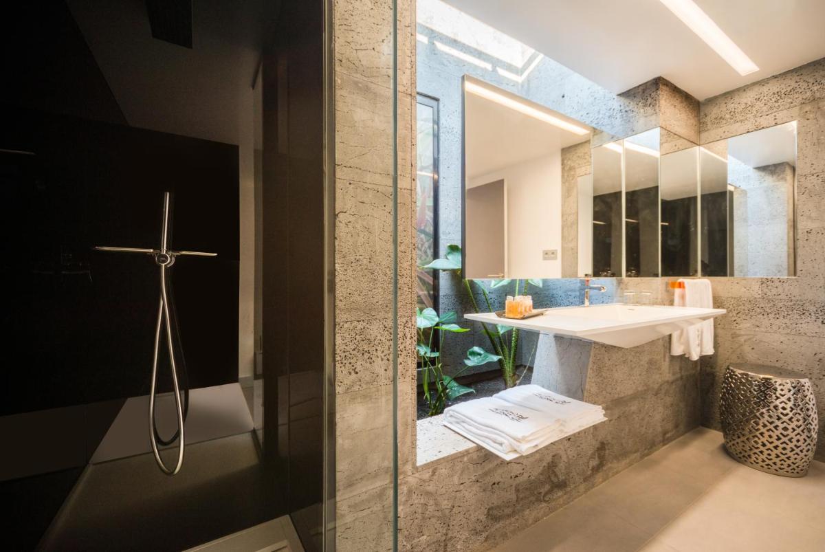 Un baño de La Isla y el Mar, Hotel Boutique