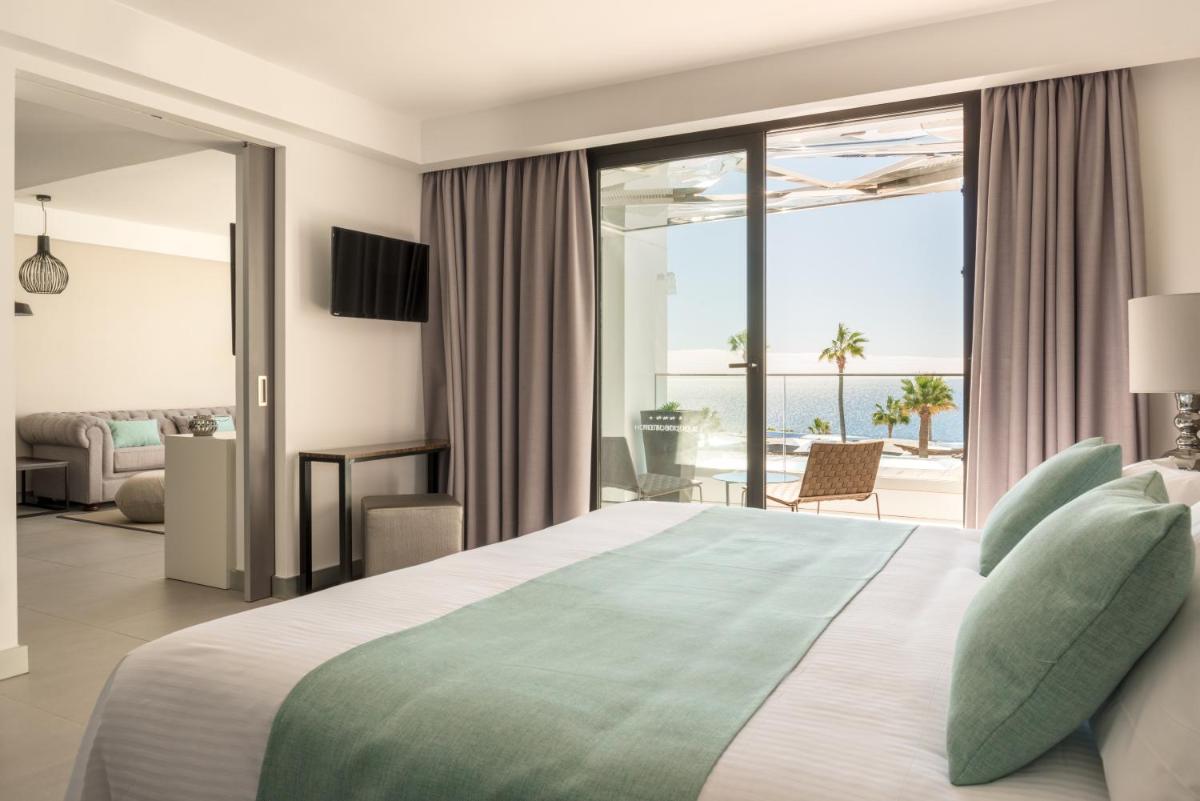 Una habitación de hotel con una cama y vista al océano. en La Isla y el Mar, Hotel Boutique, en Puerto del Carmen