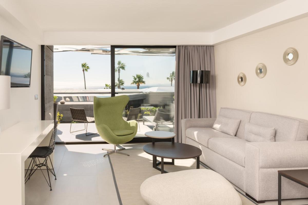 una sala de estar con un sofá y una mesa en La Isla y el Mar, Hotel Boutique, en Puerto del Carmen