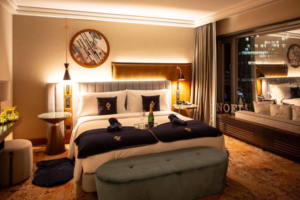 Ein Bett oder Betten in einem Zimmer der Unterkunft Hilton Frankfurt City Centre