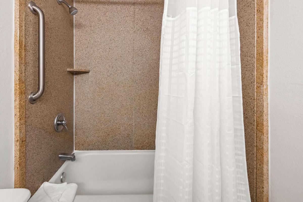 Comfort Inn & Suites Omaha Central - Housity