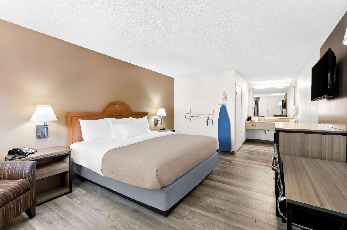 Quality Inn Middleburg Heights near Cleveland Airport - Housity