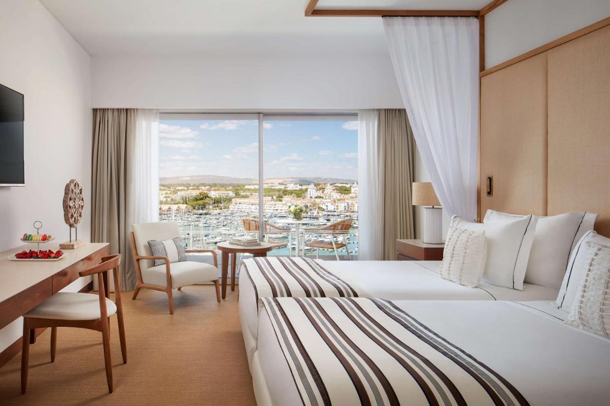 Uma cama ou camas num quarto em Tivoli Marina Vilamoura