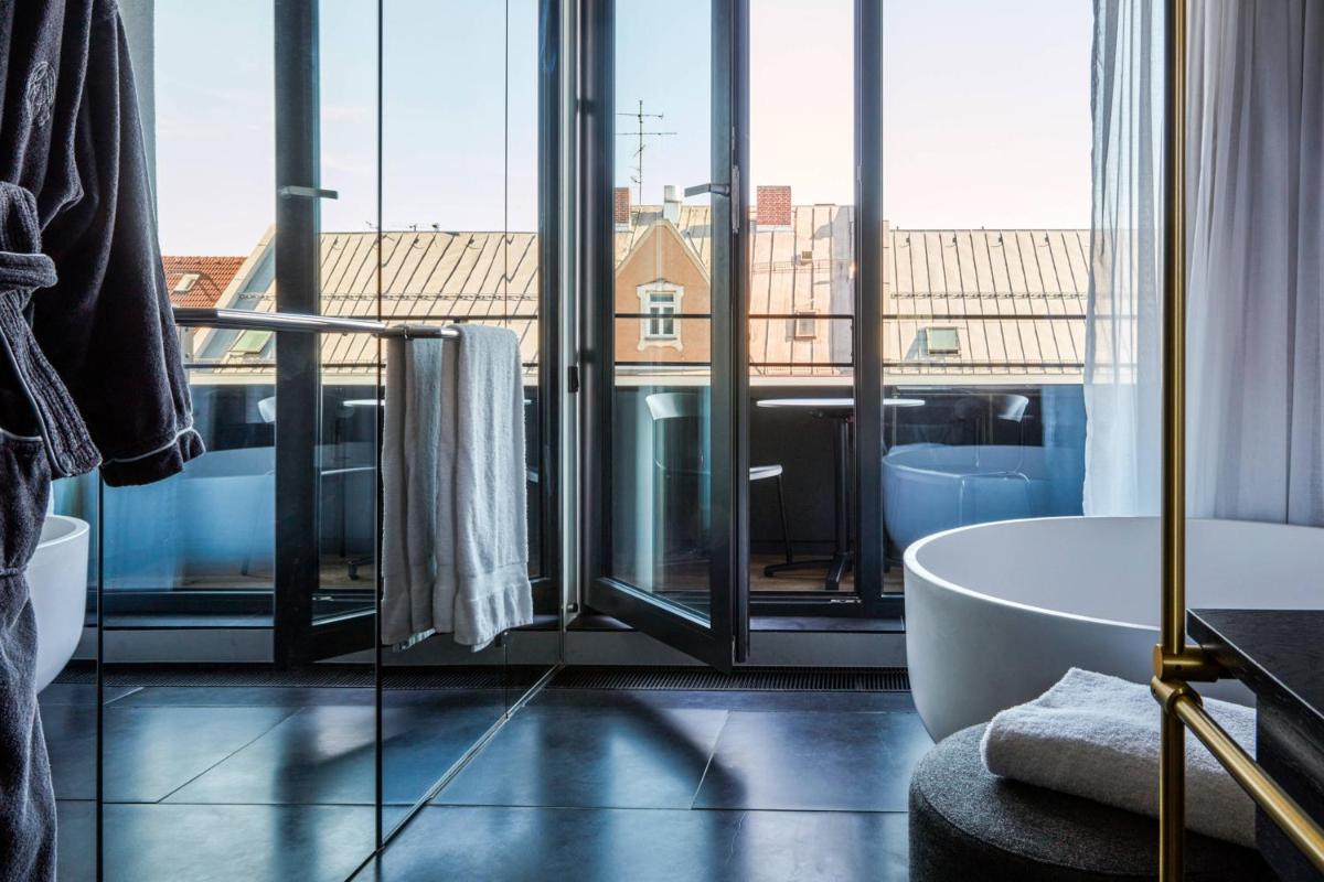 Ein Badezimmer in der Unterkunft Roomers Munich, Autograph Collection Ein Badezimmer in der Unterkunft Roomers Munich, Autograph Collection