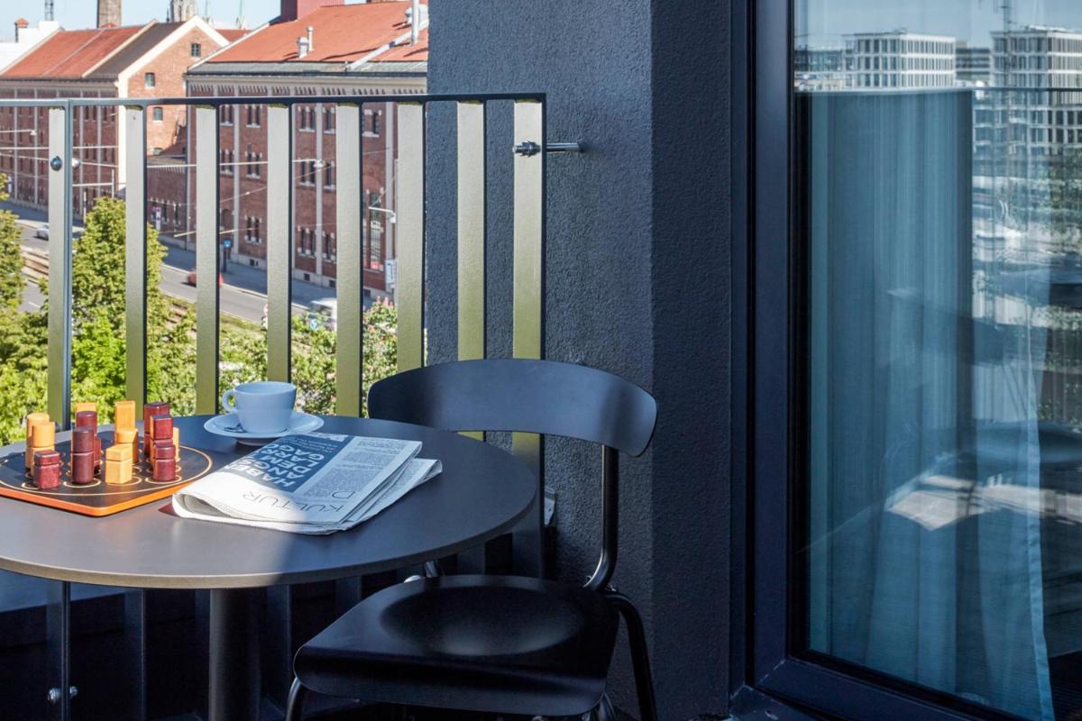 Ein Balkon oder eine Terrasse in der Unterkunft Roomers Munich, Autograph Collection Ein Balkon oder eine Terrasse in der Unterkunft Roomers Munich, Autograph Collection