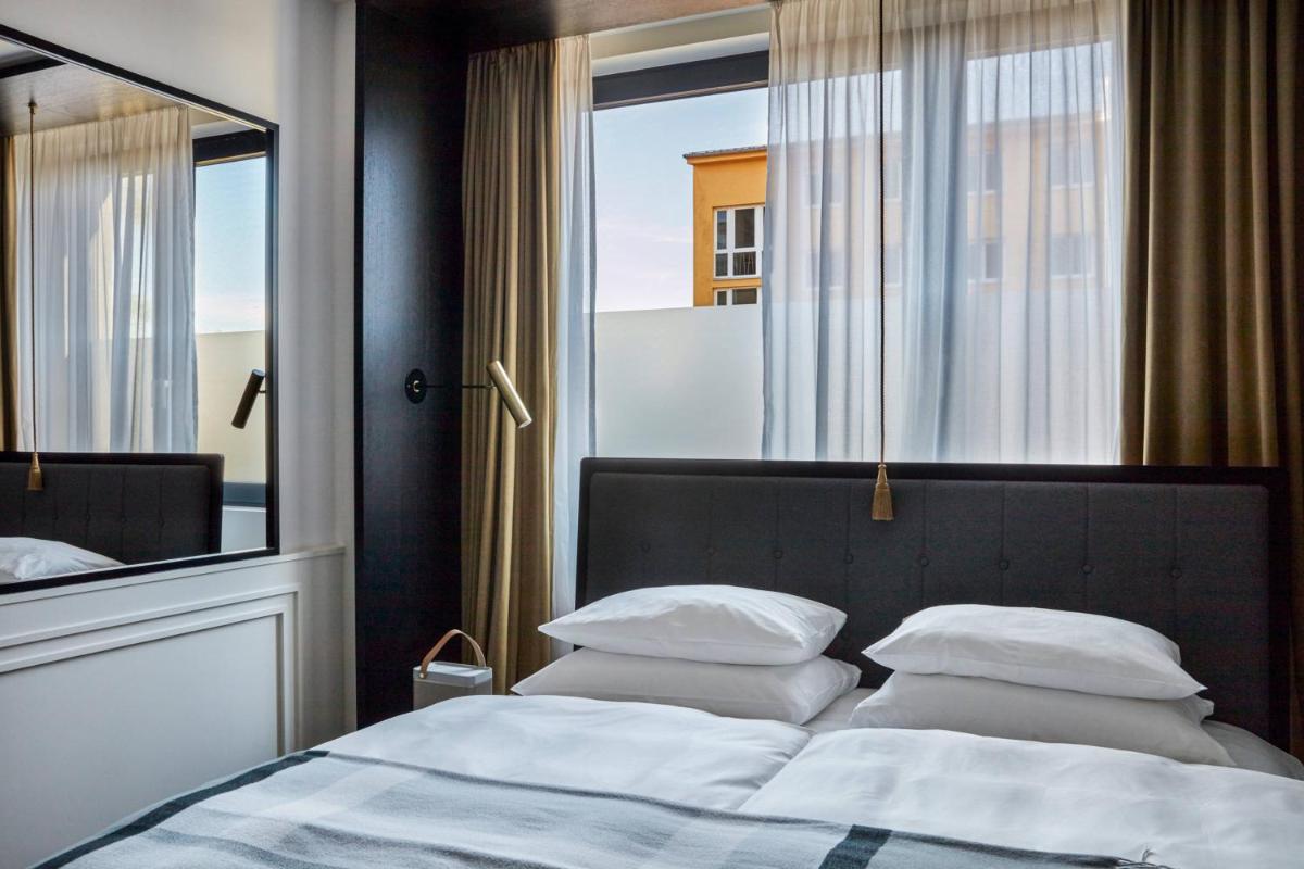 Ein Bett oder Betten in einem Zimmer der Unterkunft Roomers Munich, Autograph Collection Ein Bett oder Betten in einem Zimmer der Unterkunft Roomers Munich, Autograph Collection