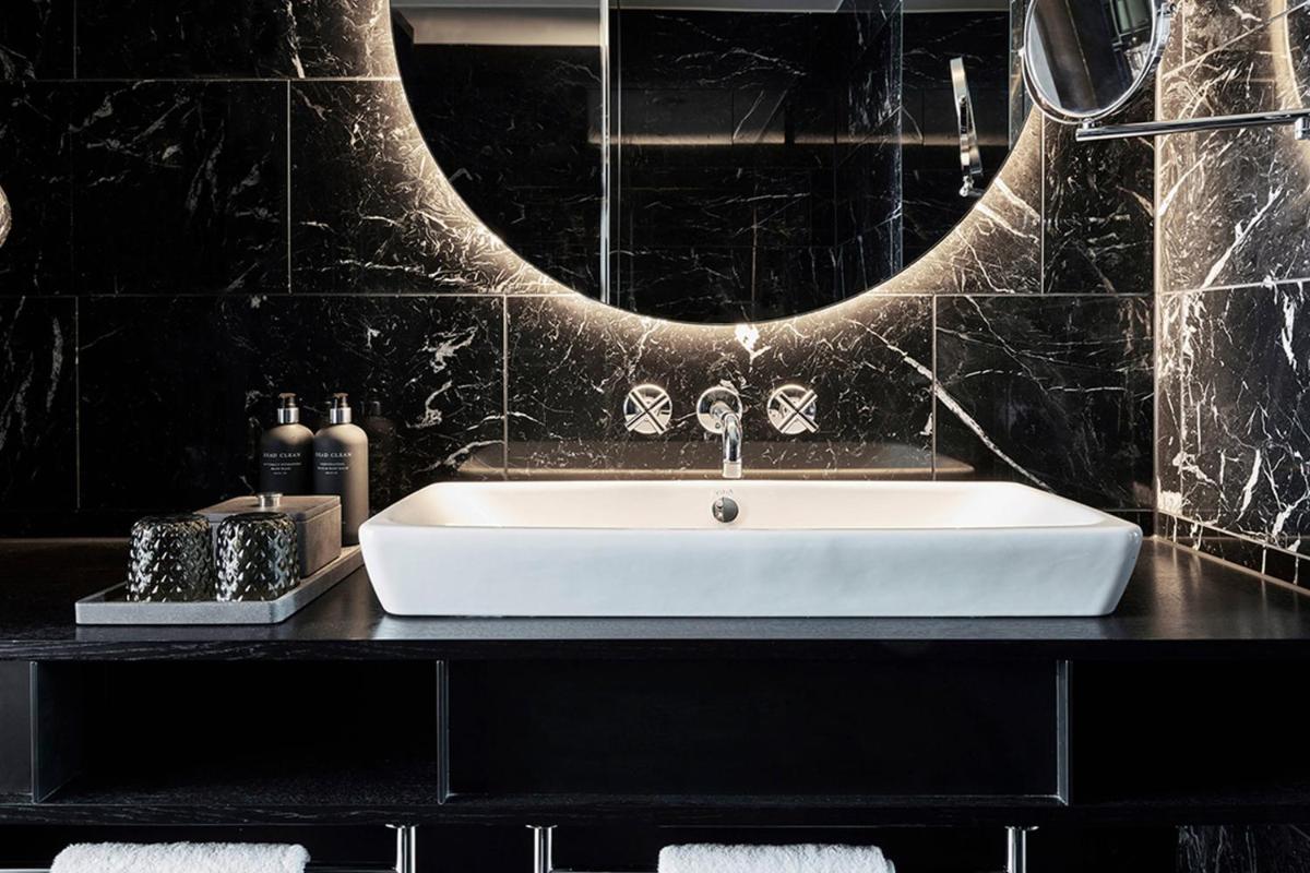 Ein Badezimmer in der Unterkunft Roomers Munich, Autograph Collection Ein Badezimmer in der Unterkunft Roomers Munich, Autograph Collection