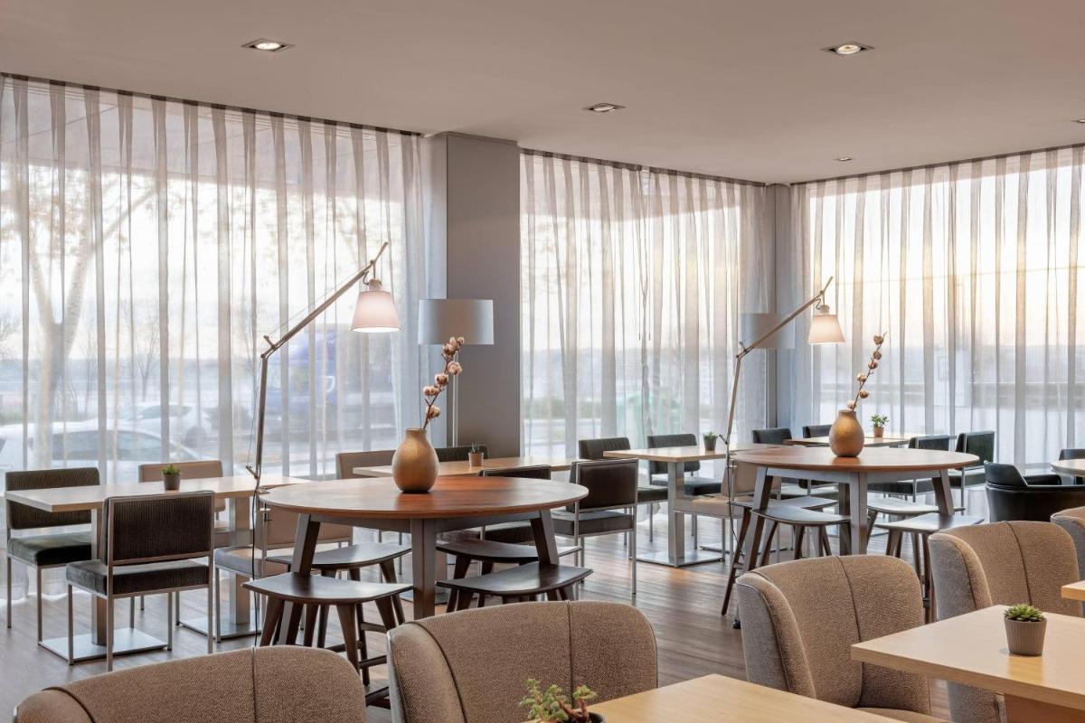 Un restaurante o sitio para comer en AC Hotel San Sebastián de los Reyes by Marriott