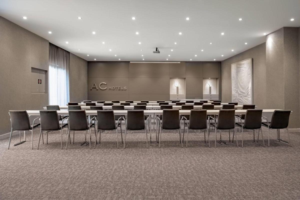 Zona business o sala de conferencias en AC Hotel San Sebastián de los Reyes by Marriott