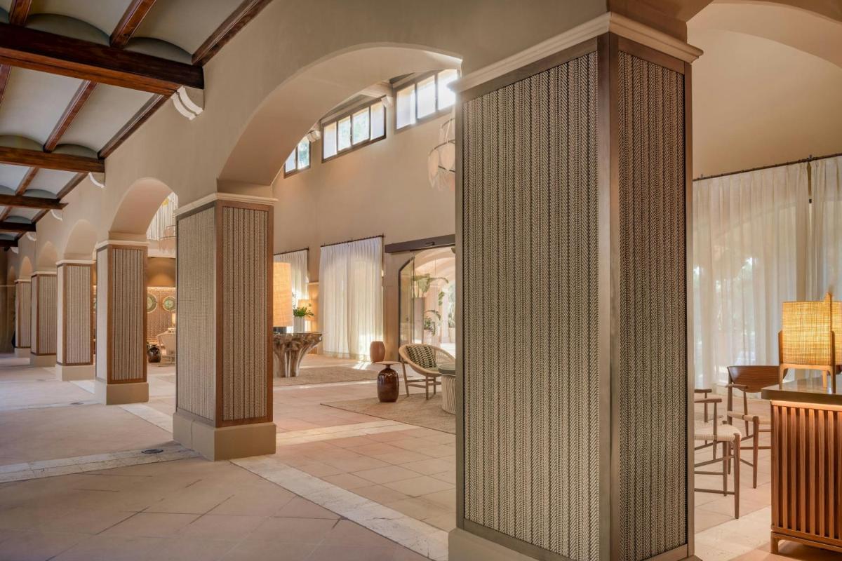 vestíbulo abierto con columnas y zona de comedor en Hacienda Son Antem Golf Resort, Autograph Collection, en Llucmajor