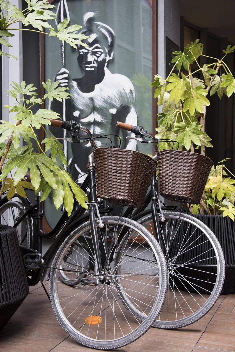 Vélo sur le terrain de l'établissement Renaissance Paris Republique Hotel & Spa ou dans les environs