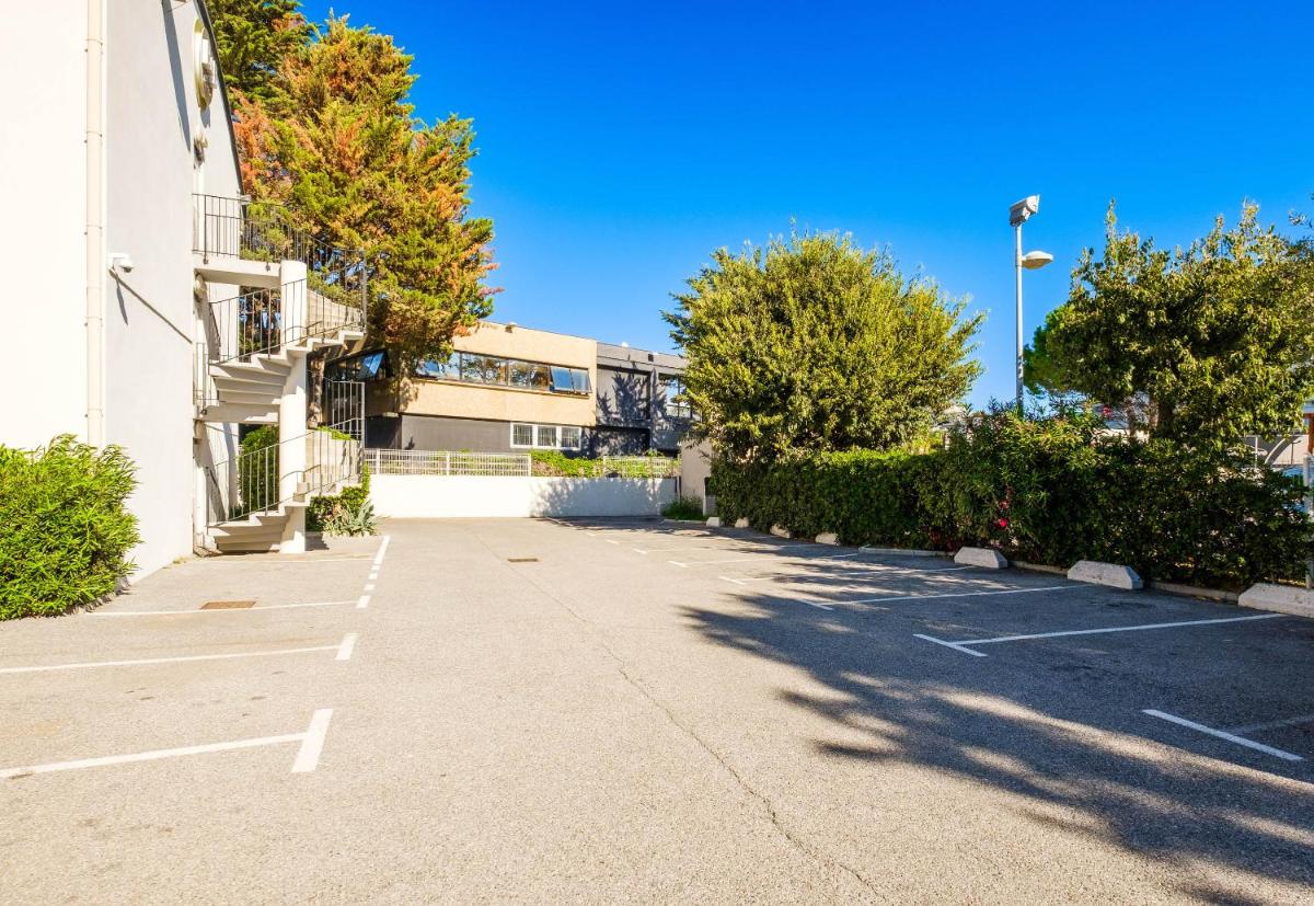 B&B HOTEL Villeneuve Loubet Plage - Housity