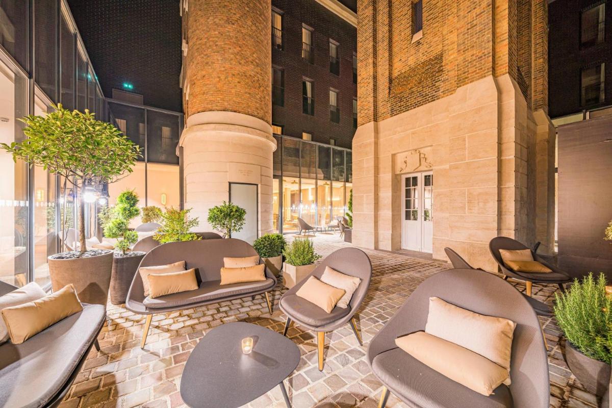 Coin salon dans l'établissement La Caserne Chanzy Hotel & Spa, Autograph Collection