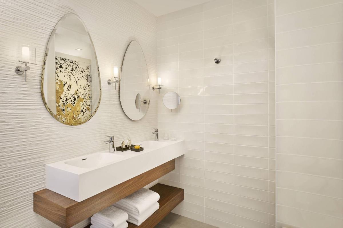 Salle de bains dans l'établissement La Caserne Chanzy Hotel & Spa, Autograph Collection