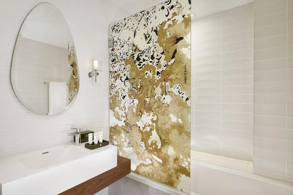 Salle de bains dans l'établissement La Caserne Chanzy Hotel & Spa, Autograph Collection