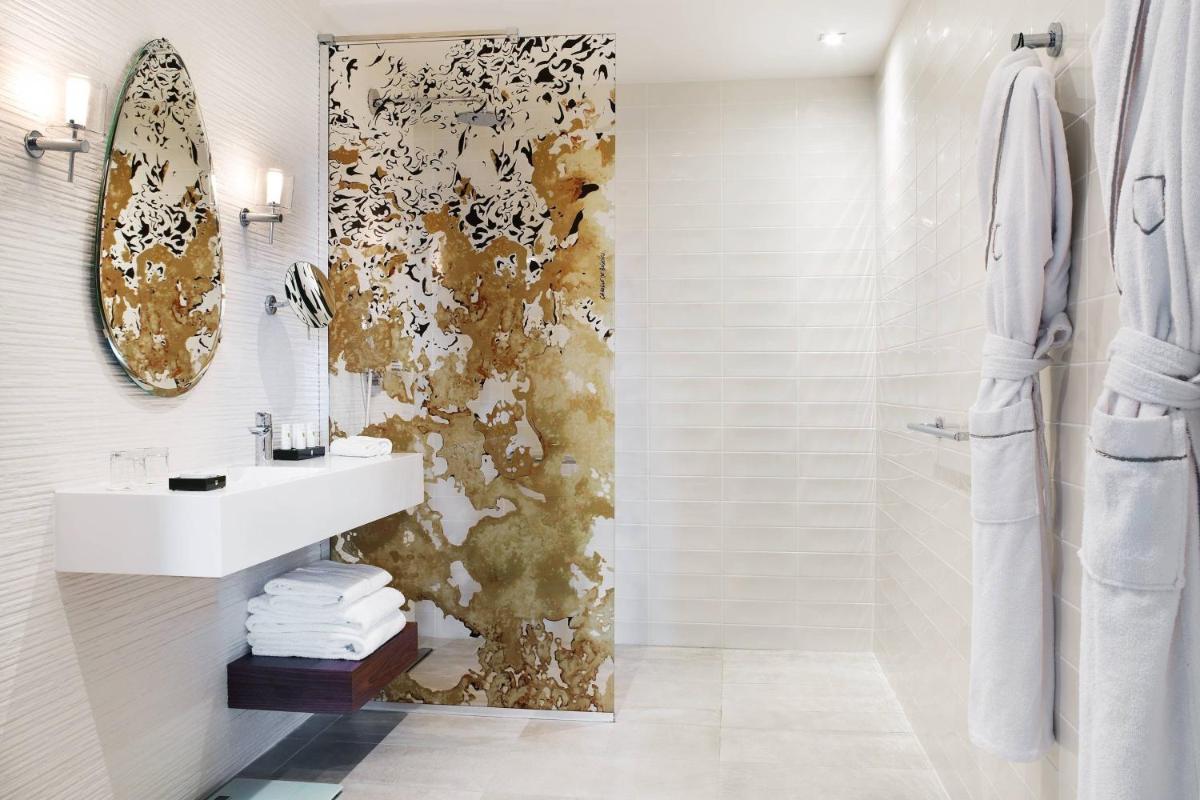 Salle de bains dans l'établissement La Caserne Chanzy Hotel & Spa, Autograph Collection